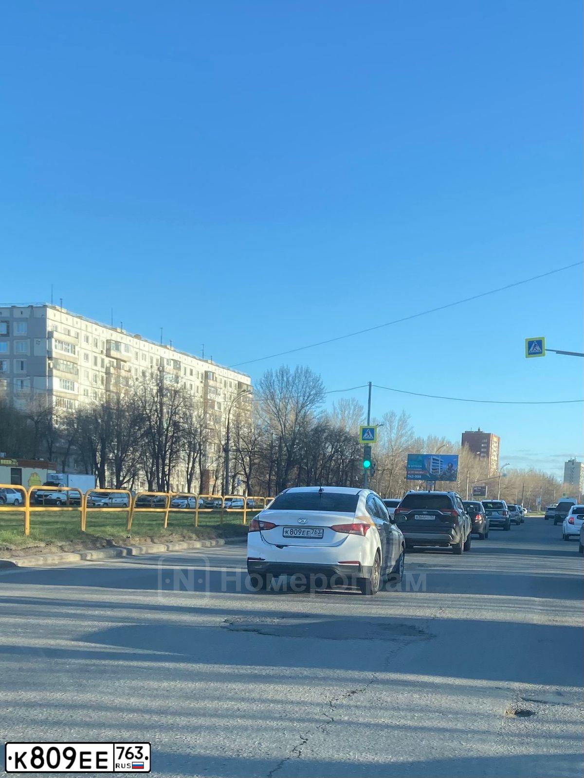 Фото автомобиля HYUNDAI SOLARIS, 2018 — госномер К809ЕЕ763. Цвет: бело-желто-серый