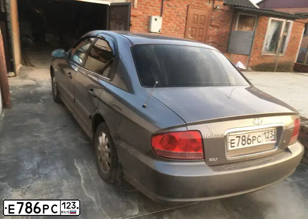 Фото автомобиля HYUNDAI SONATA, 2003 — госномер М264ВУ761. Цвет: ТЕМНО-СЕРЫЙ