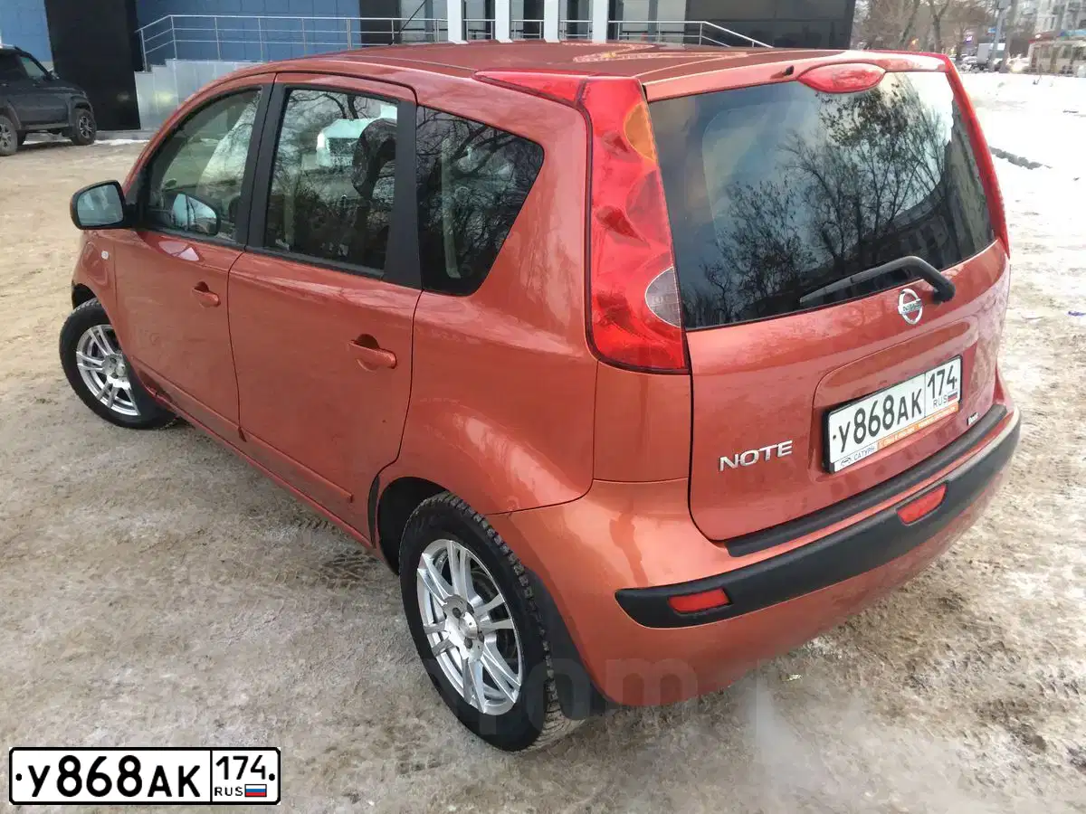 Фото автомобиля NISSAN NOTE, 2007 — госномер У868АК174. Цвет: Оранжевый
