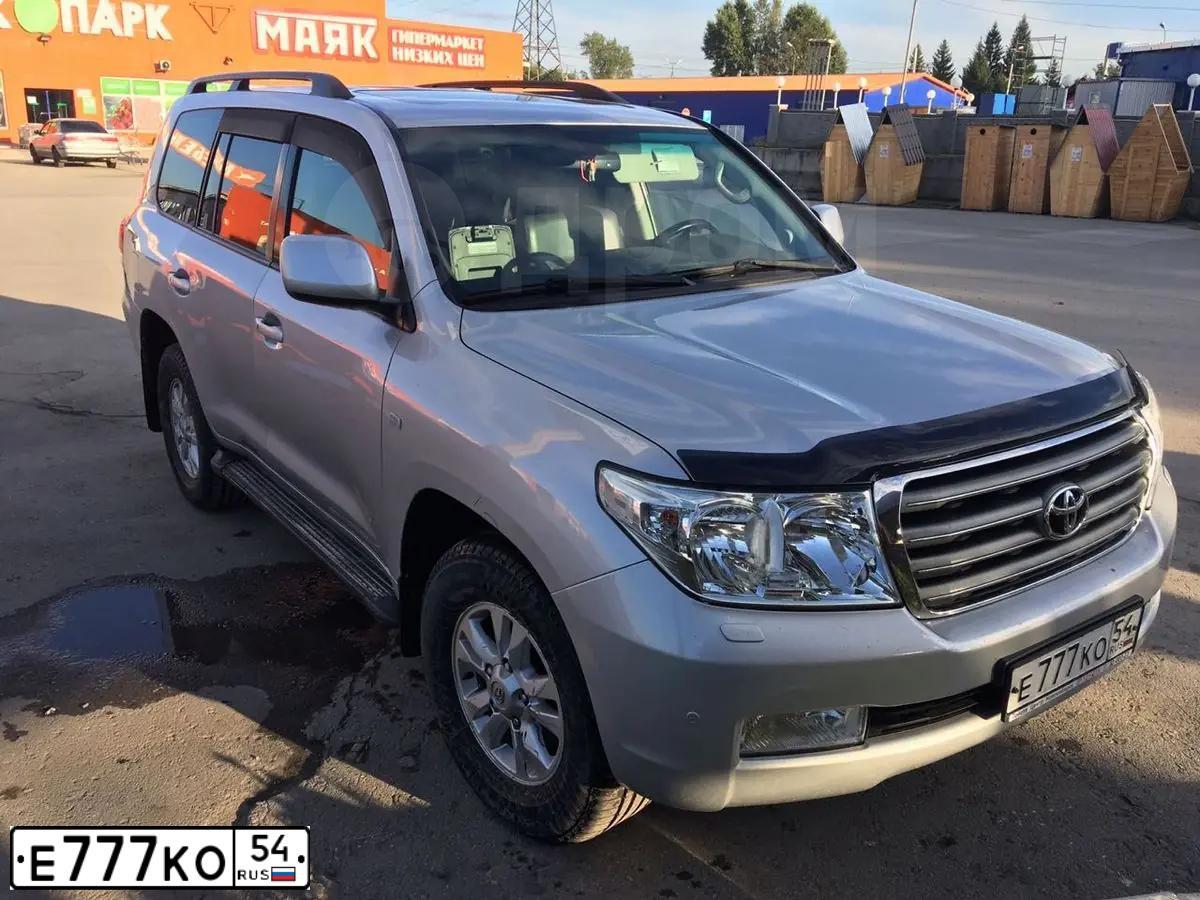 Фото автомобиля TOYOTA LAND CRUISER 200, 2008 — госномер Е001ТС186. Цвет: СЕРЕБРИСТЫЙ