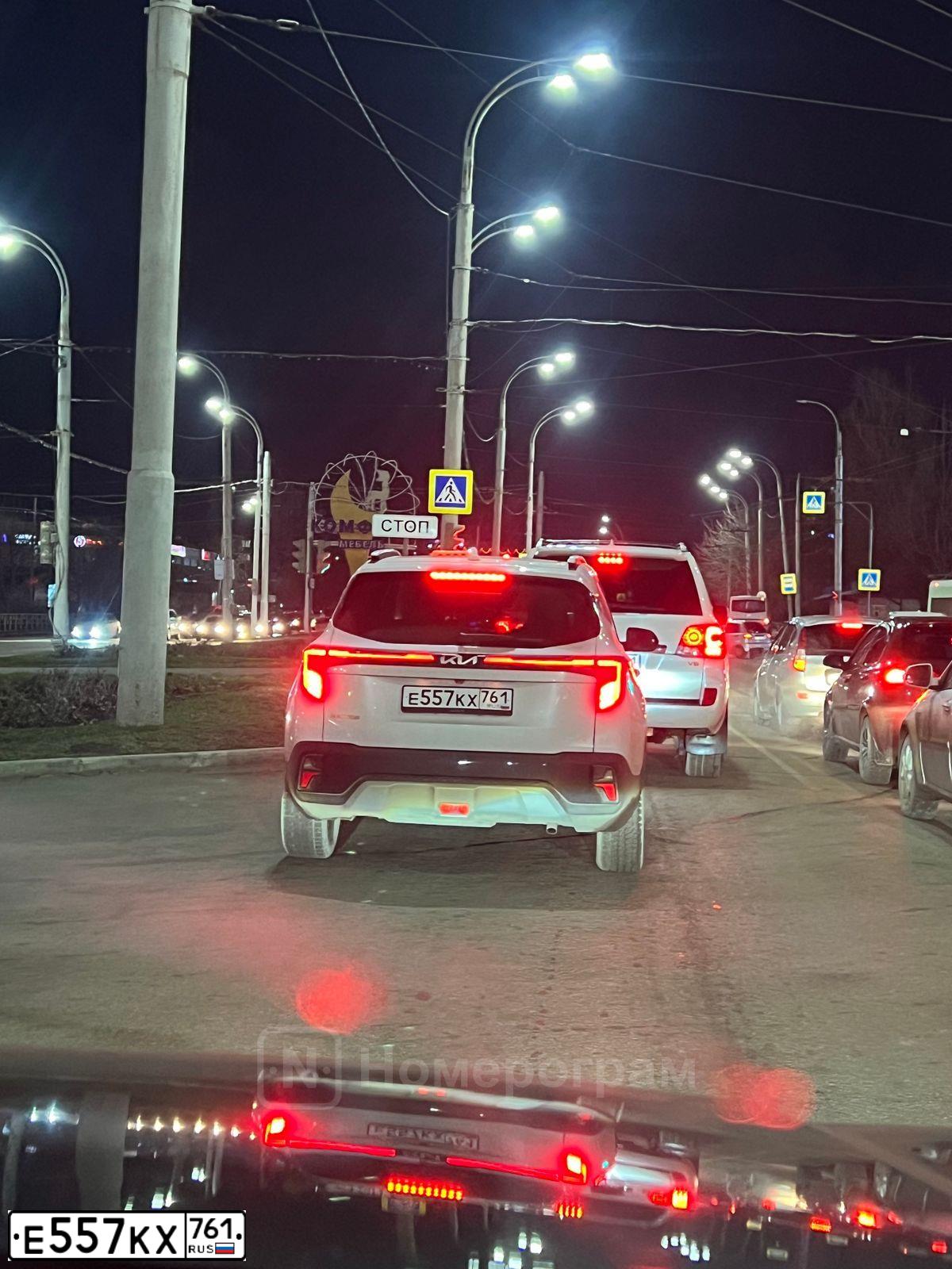 Фото автомобиля VOLKSWAGEN POLO, 2011 — госномер Е557КХ761. Цвет: Белый