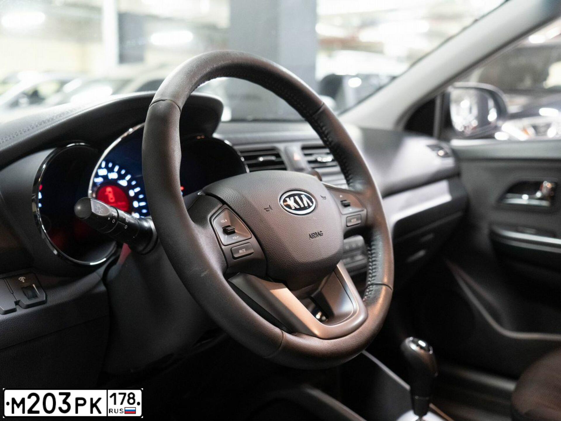 Фото автомобиля KIA RIO, 2012 — госномер А980УН147. Цвет: Белый