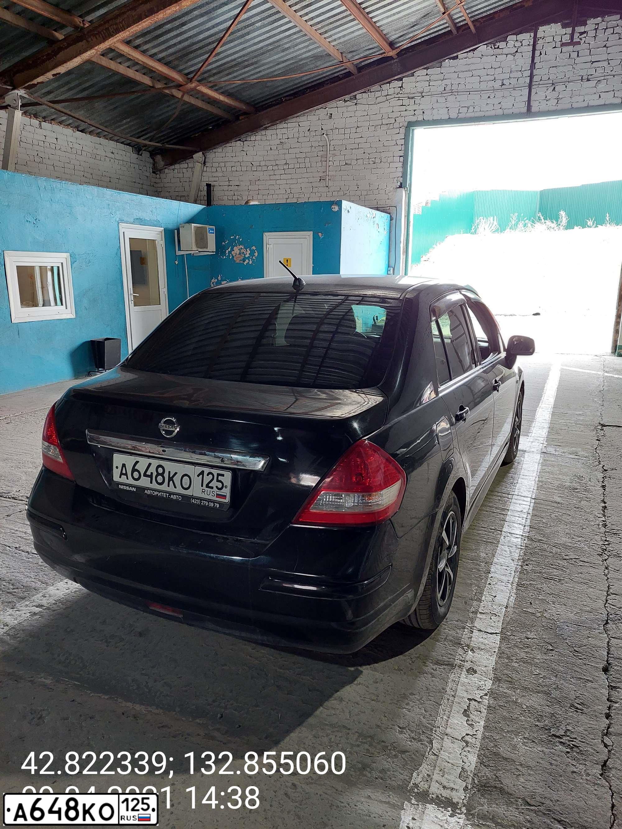 Фото автомобиля NISSAN TIIDA, 2011 — госномер А648КО125. Цвет: ЧЕРНЫЙ