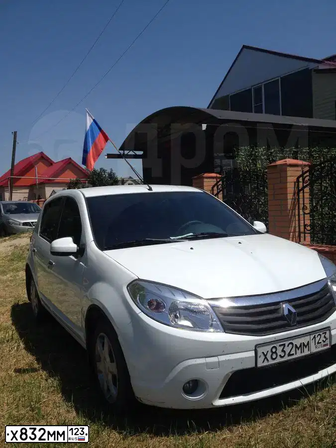 Фото автомобиля RENAULT SANDERO, 2013 — госномер Е105ОХ126. Цвет: Белый