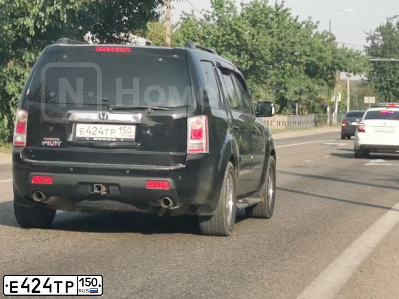 Фото автомобиля HONDA PILOT, 2008 — госномер Е424ТР150. Цвет: ЧЕРНЫЙ