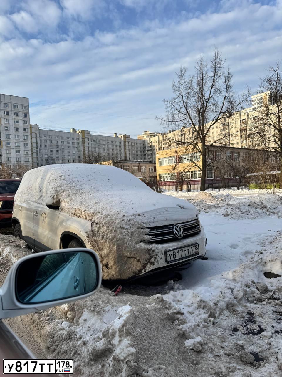 Фото автомобиля VOLKSWAGEN TIGUAN, 2011 — госномер В888ММ78. Цвет: БЕЛЫЙ