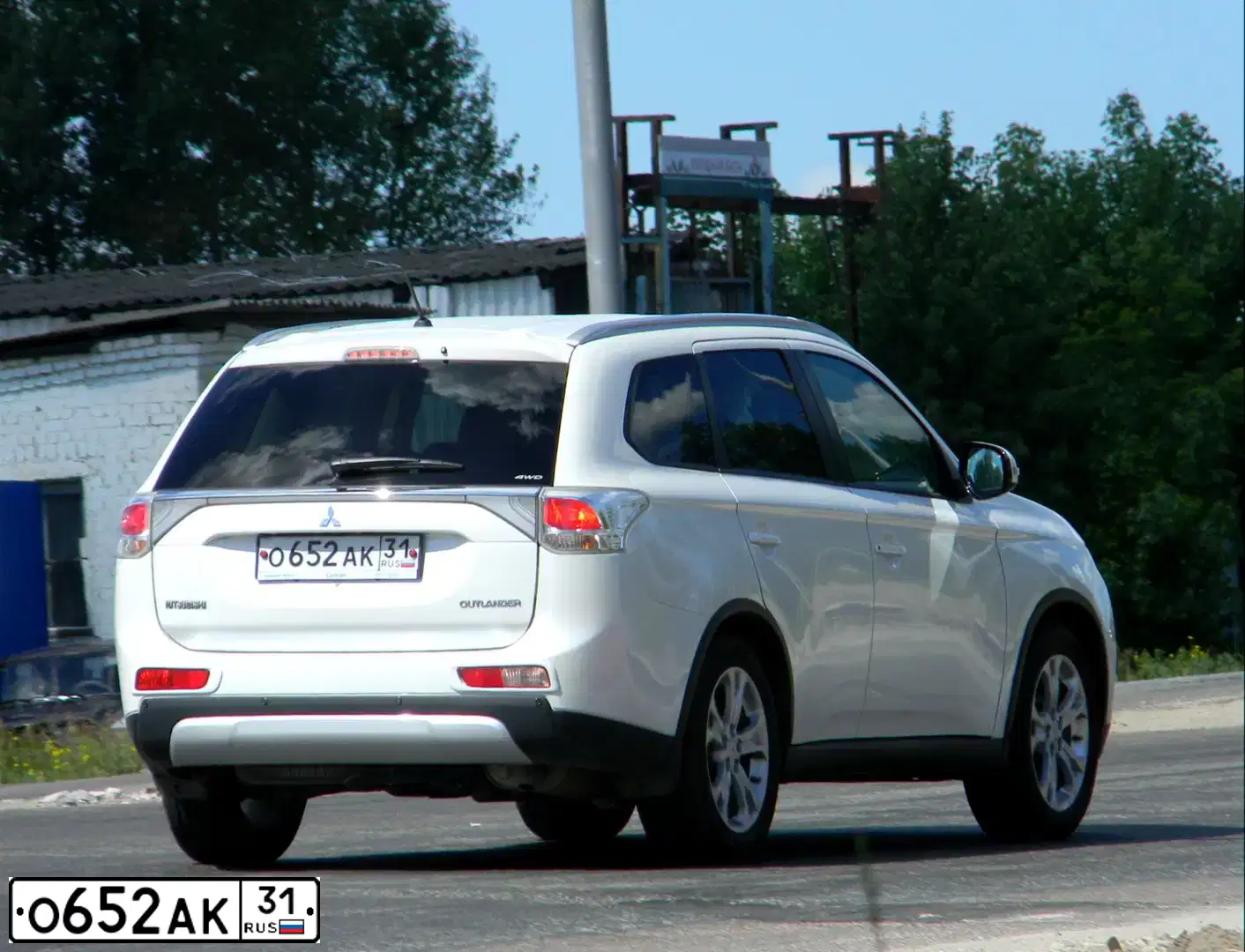 Фото автомобиля MITSUBISHI OUTLANDER, 2014 — госномер О652АК31. Цвет: Белый