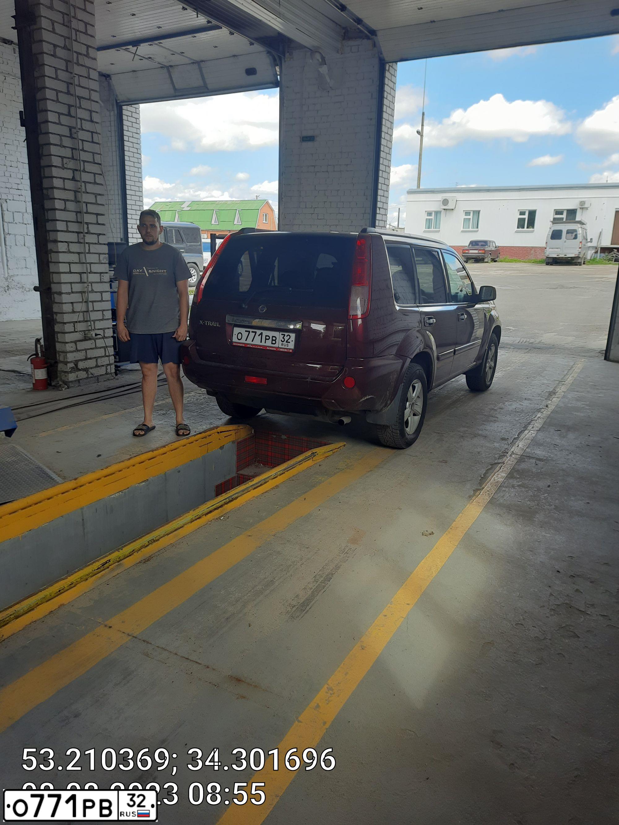 Фото автомобиля NISSAN X-TRAIL, 2004 — госномер О771РВ32. Цвет: ТЕМНО-КРАСНЫЙ