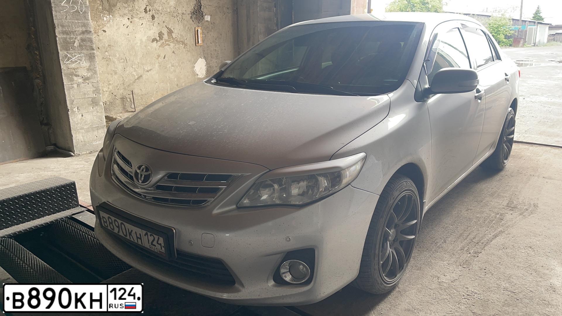 Фото автомобиля TOYOTA COROLLA, 2012 — госномер В890КН124. Цвет: СЕРЫЙ