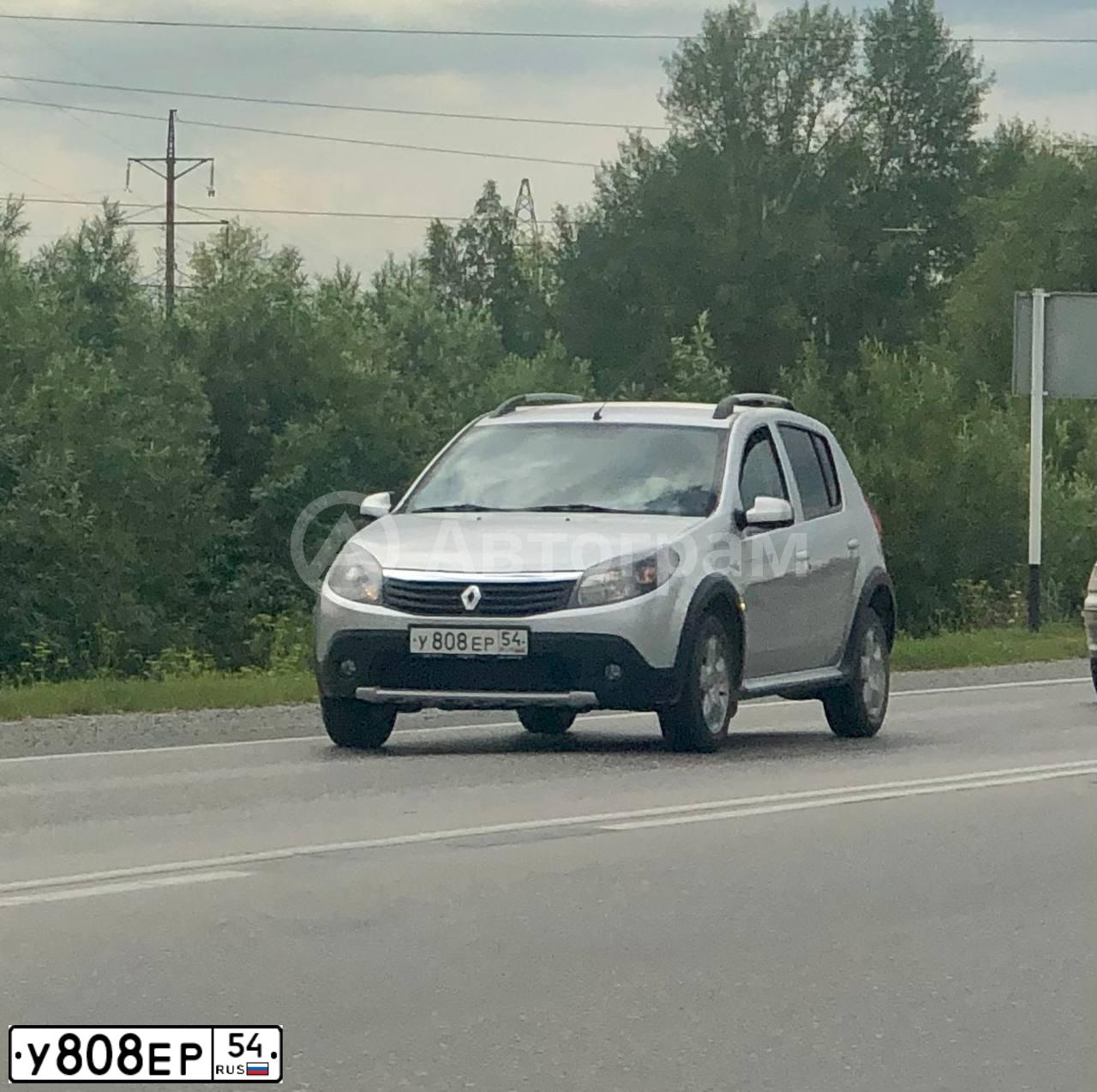 Фото автомобиля RENAULT SANDERO, 2013 — госномер У808ЕР54. Цвет: СВЕТЛО СЕРЫЙ