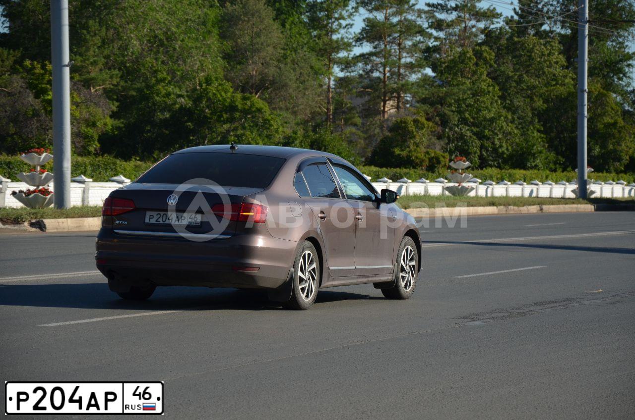 Фото автомобиля VOLKSWAGEN JETTA, 2017 — госномер Р204АР46. Цвет: Коричневый