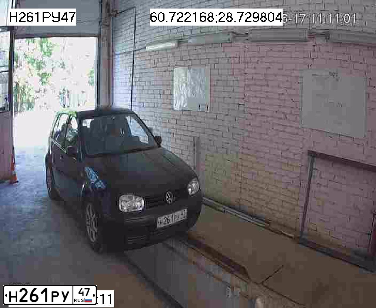 Фото автомобиля VOLKSWAGEN GOLF, 1999 — госномер Е517АЕ147. Цвет: ЧЕРНЫЙ