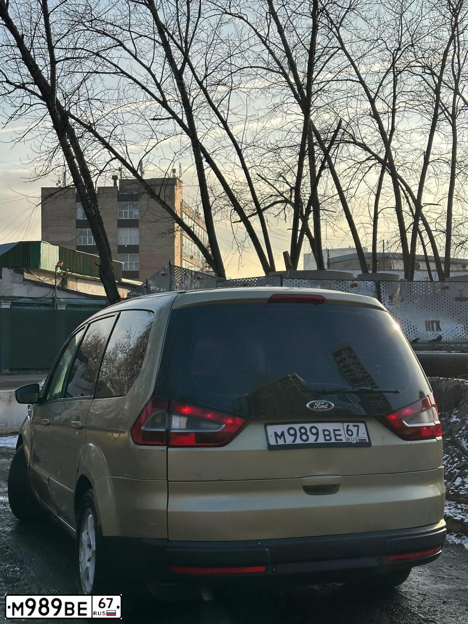 Фото автомобиля FORD GALAXY, 2006 — госномер К999ЕН67. Цвет: ЗОЛОТИСТЫЙ