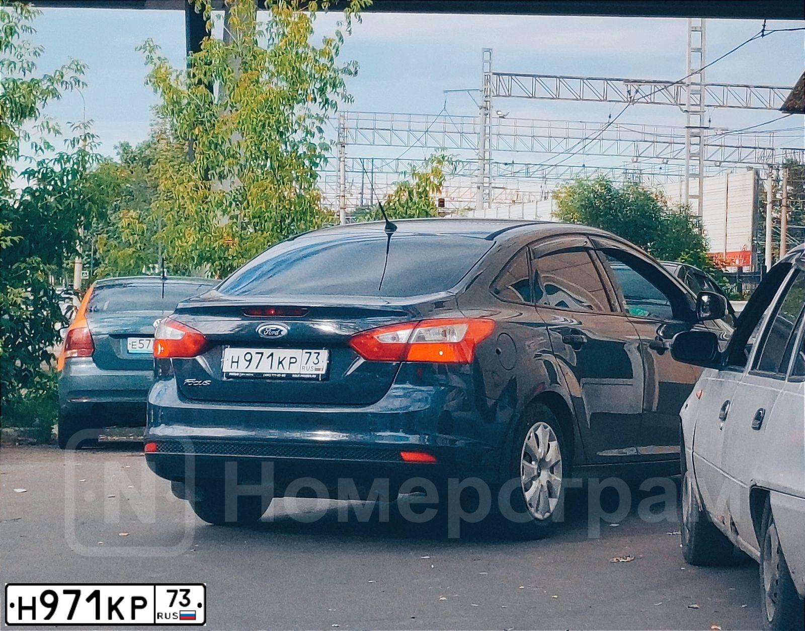 Фото автомобиля FORD FOCUS, 2013 — госномер Н171КР73. Цвет: СЕРЫЙ