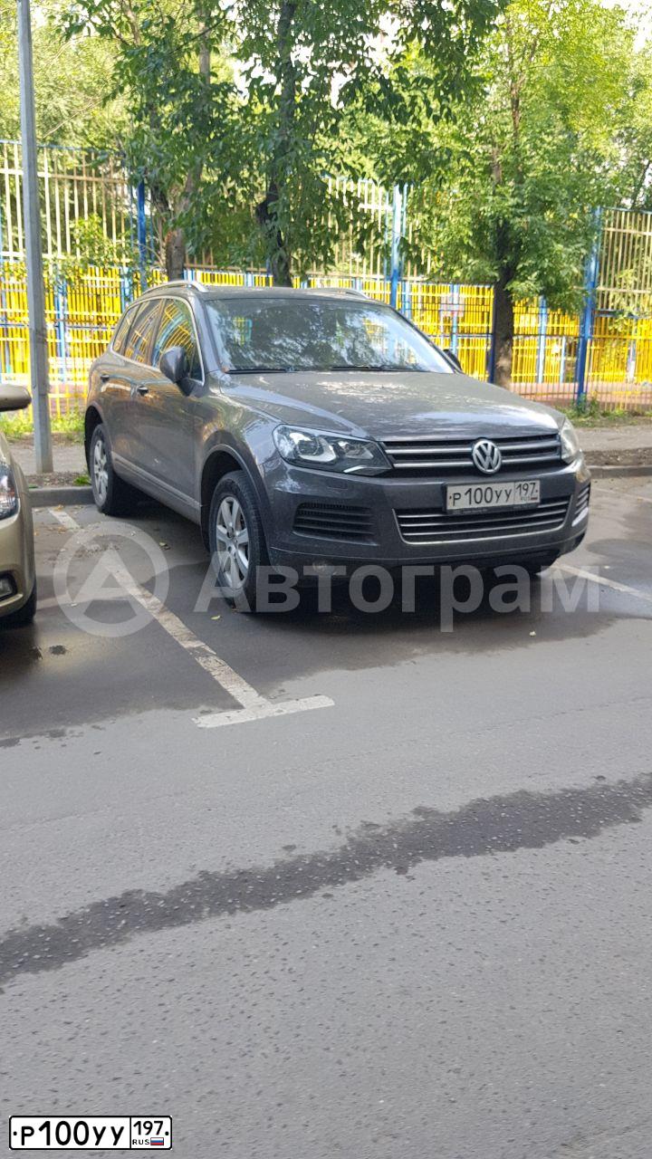 Фото автомобиля TOYOTA HIGHLANDER, 2010 — госномер Р100УУ197. Цвет: СЕРЕБРИСТЫЙ
