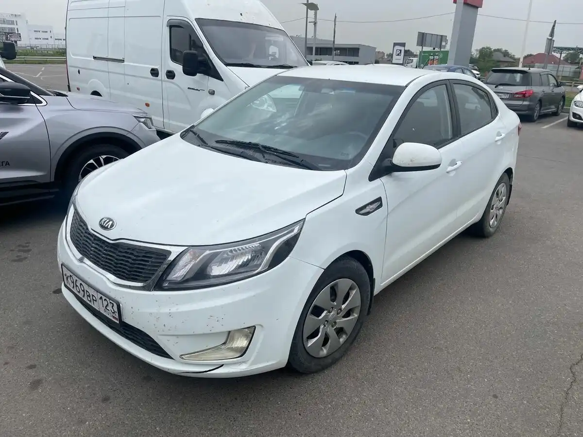 Фото автомобиля KIA RIO, 2012 — госномер К969РТ93. Цвет: БЕЛЫЙ