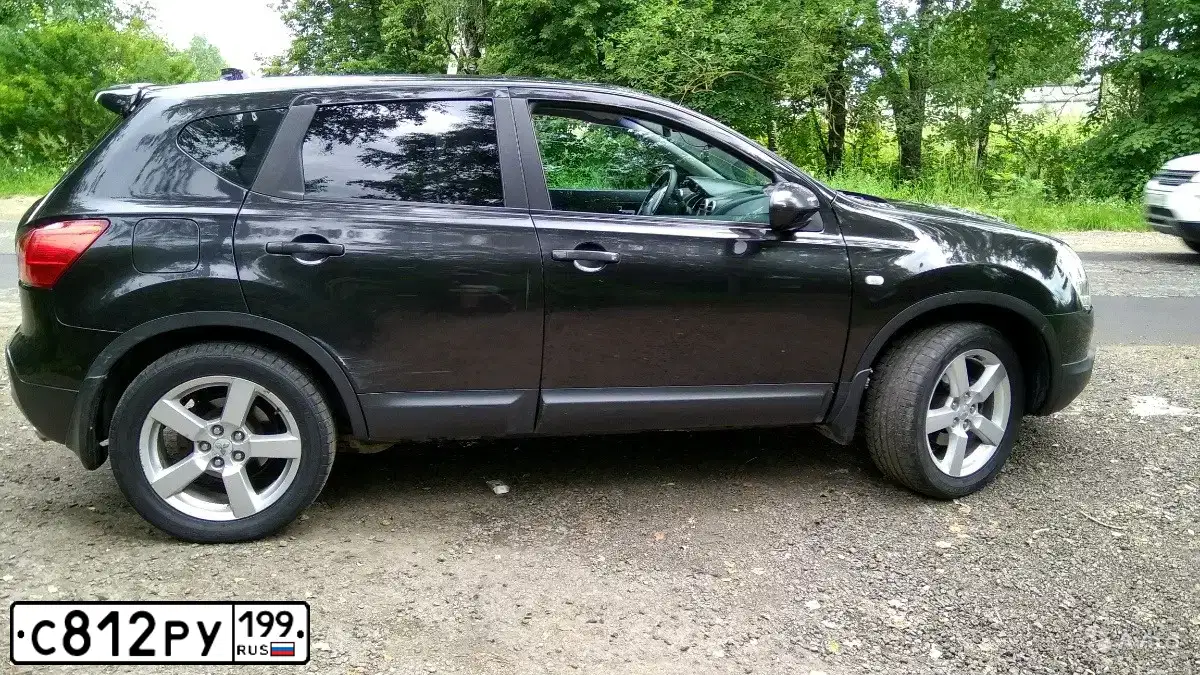 Фото автомобиля NISSAN QASHQAI, 2007 — госномер С812РУ199. Цвет: ЧЕРНЫЙ