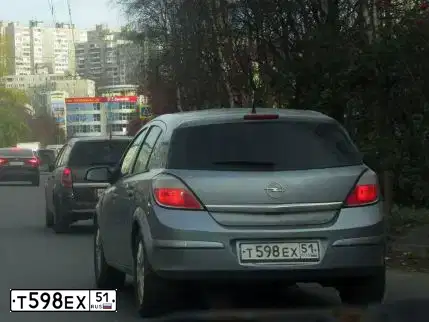 Фото автомобиля OPEL ASTRA, 2004 — госномер А640УВ51. Цвет: белый(серый)
