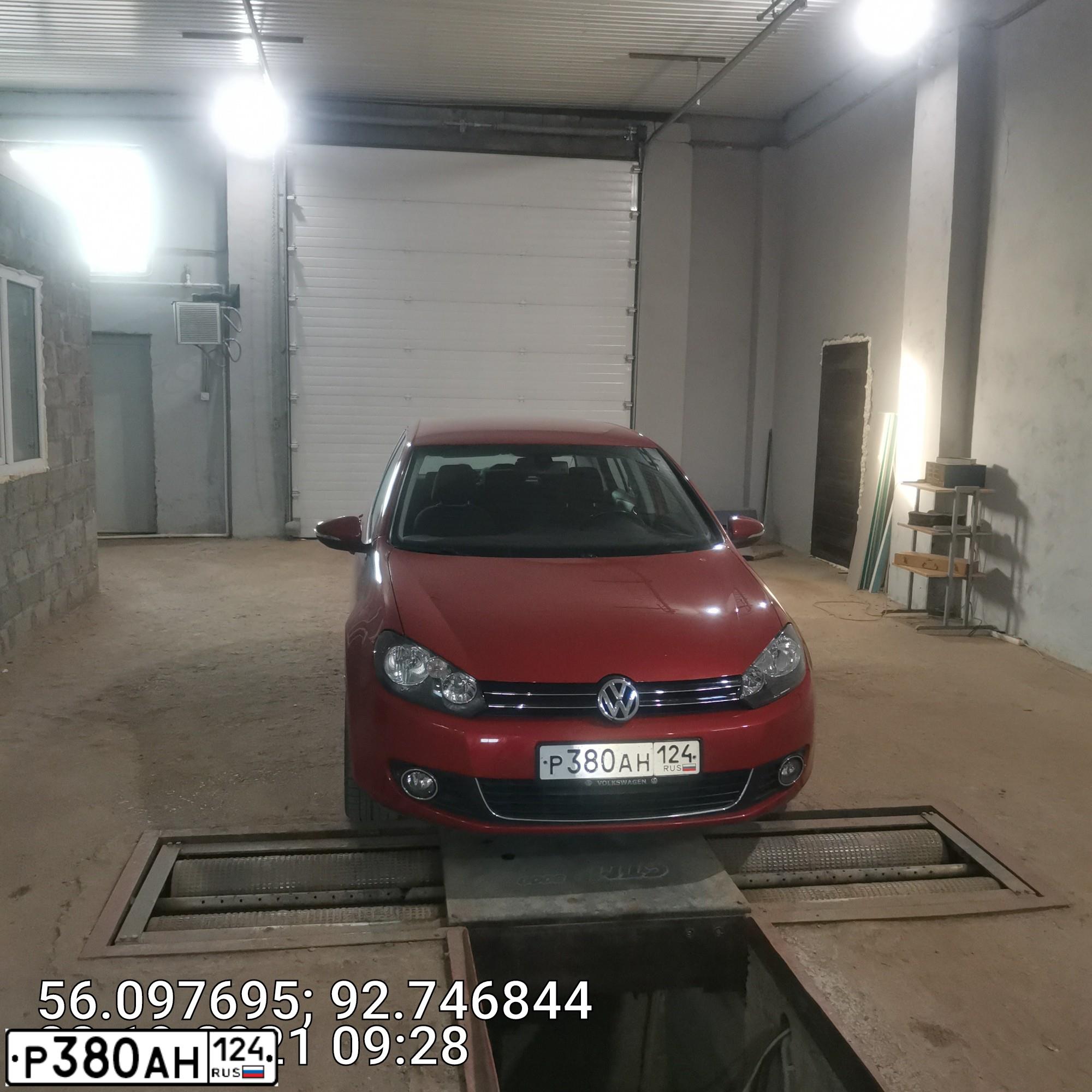 Фото автомобиля VOLKSWAGEN GOLF, 2009 — госномер А548РЕ142. Цвет: Красный