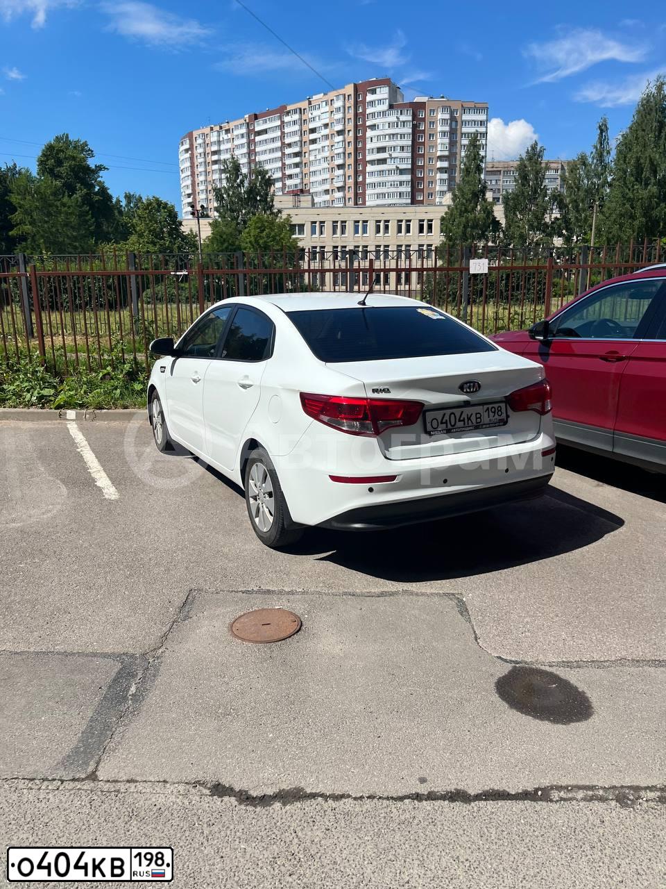 Фото автомобиля KIA RIO, 2015 — госномер О404КВ198. Цвет: Белый