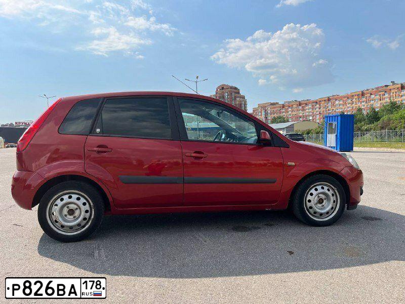 Фото автомобиля FORD FIESTA / ASPIRE, 2007 — госномер Р826ВА178. Цвет: Красный
