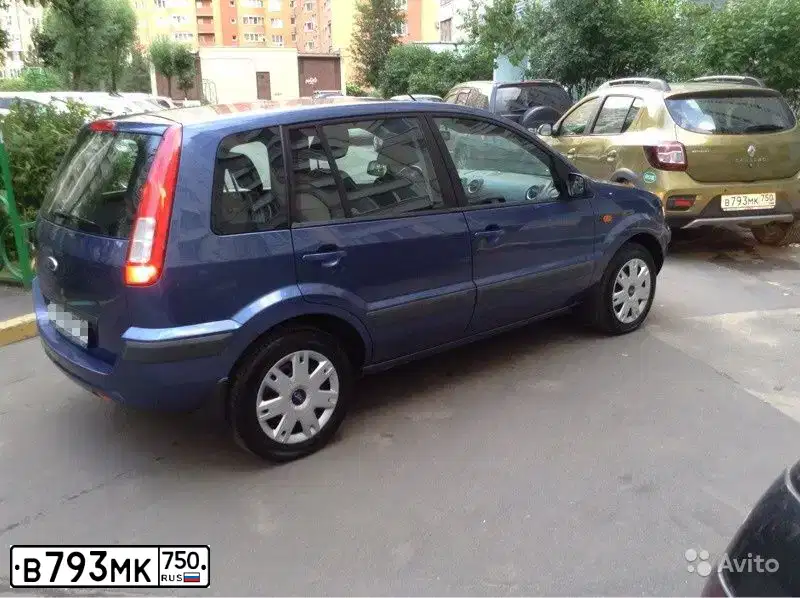 Фото автомобиля RENAULT SANDERO, 2014 — госномер Р594ОЕ790. Цвет: ЗЕЛЕНЫЙ