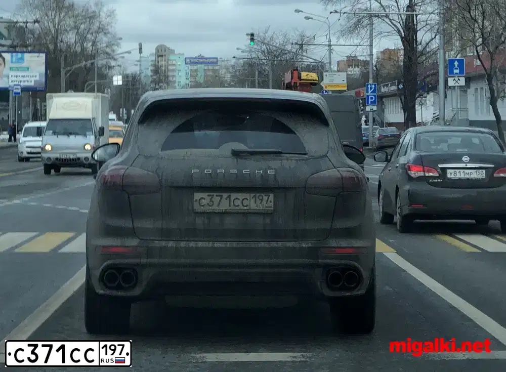 Фото автомобиля PORSCHE CAYENNE, 2015 — госномер Е535АТ977. Цвет: ЧЕРНЫЙ