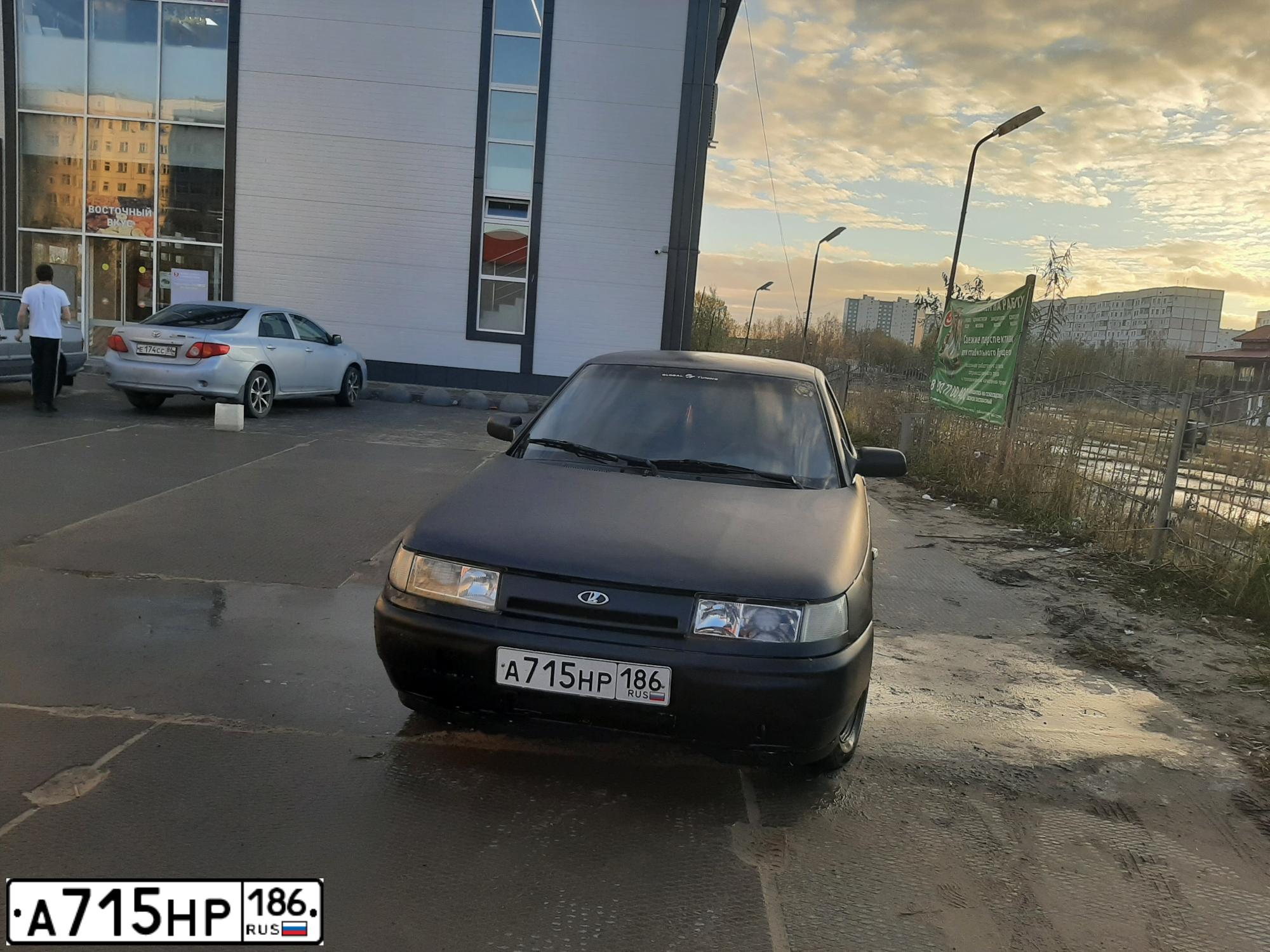 Фото автомобиля LADA 2112, 2006 — госномер Е242ОУ186. Цвет: ЧЕРНЫЙ