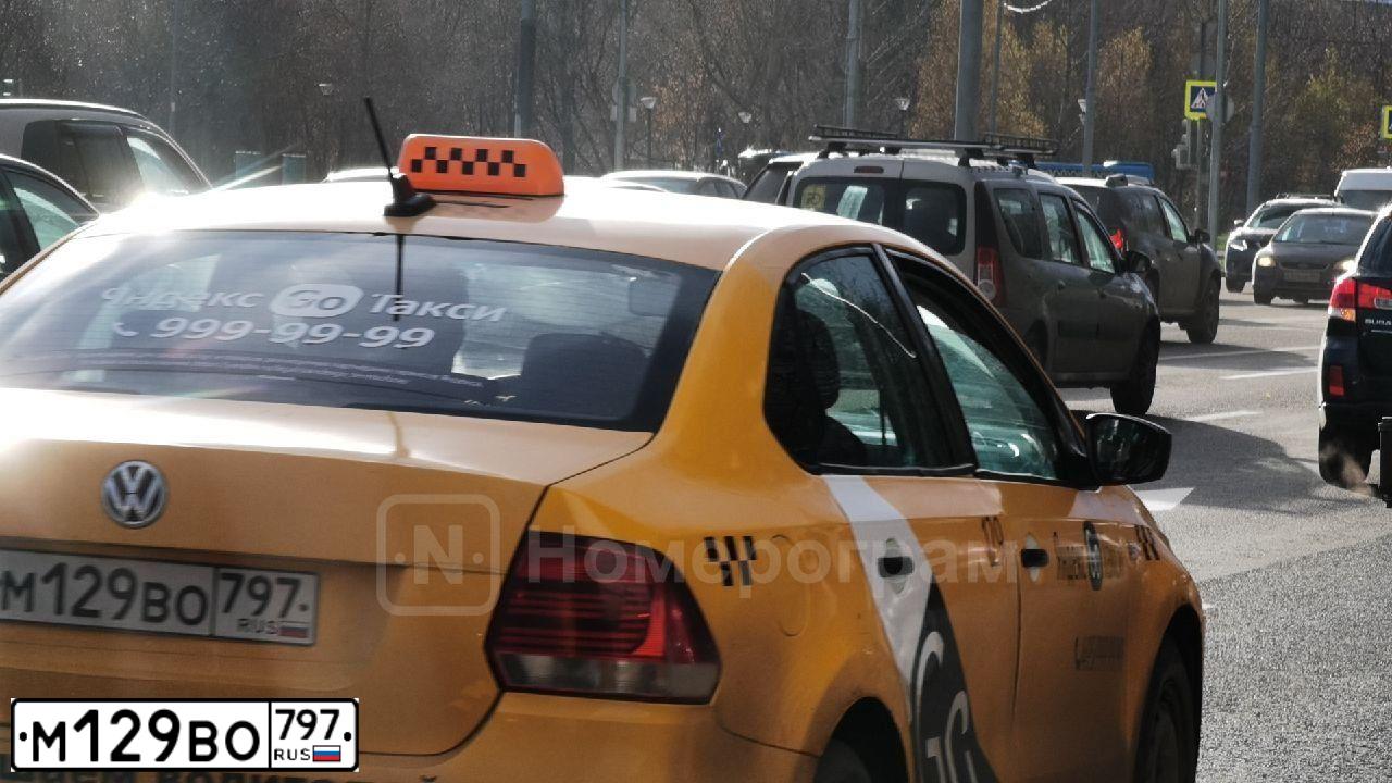 Фото автомобиля VOLKSWAGEN POLO, 2020 — госномер М129ВО797. Цвет: ЖЕЛТЫЙ