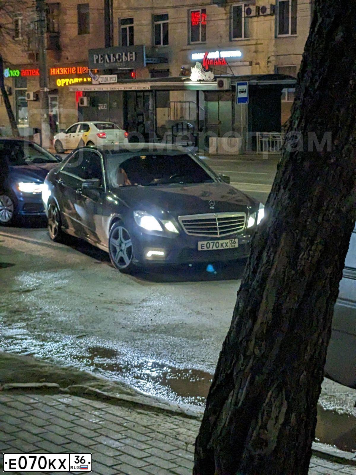 Фото автомобиля RENAULT SYMBOL, 2007 — госномер Е070КХ36. Цвет: СЕРО-ЗЕЛЕНЫЙ