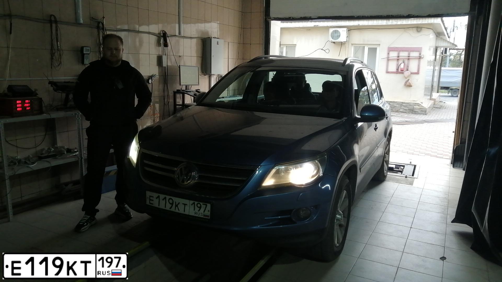 Фото автомобиля VOLKSWAGEN TIGUAN, 2011 — госномер Е119КТ197. Цвет: СЕРО-СИНИЙ