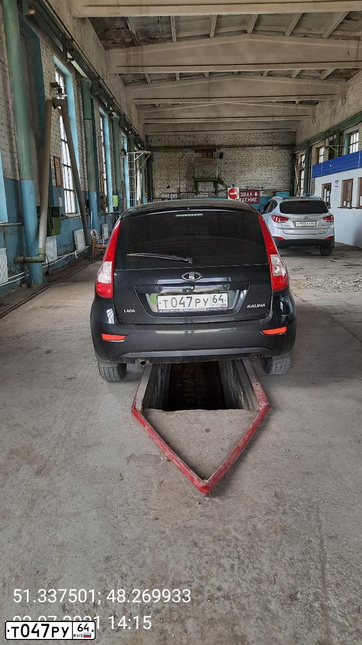 Фото автомобиля LADA 2192 KALINA, 2013 — госномер Т047РУ64. Цвет: СИНЕ ЧЕРНЫЙ