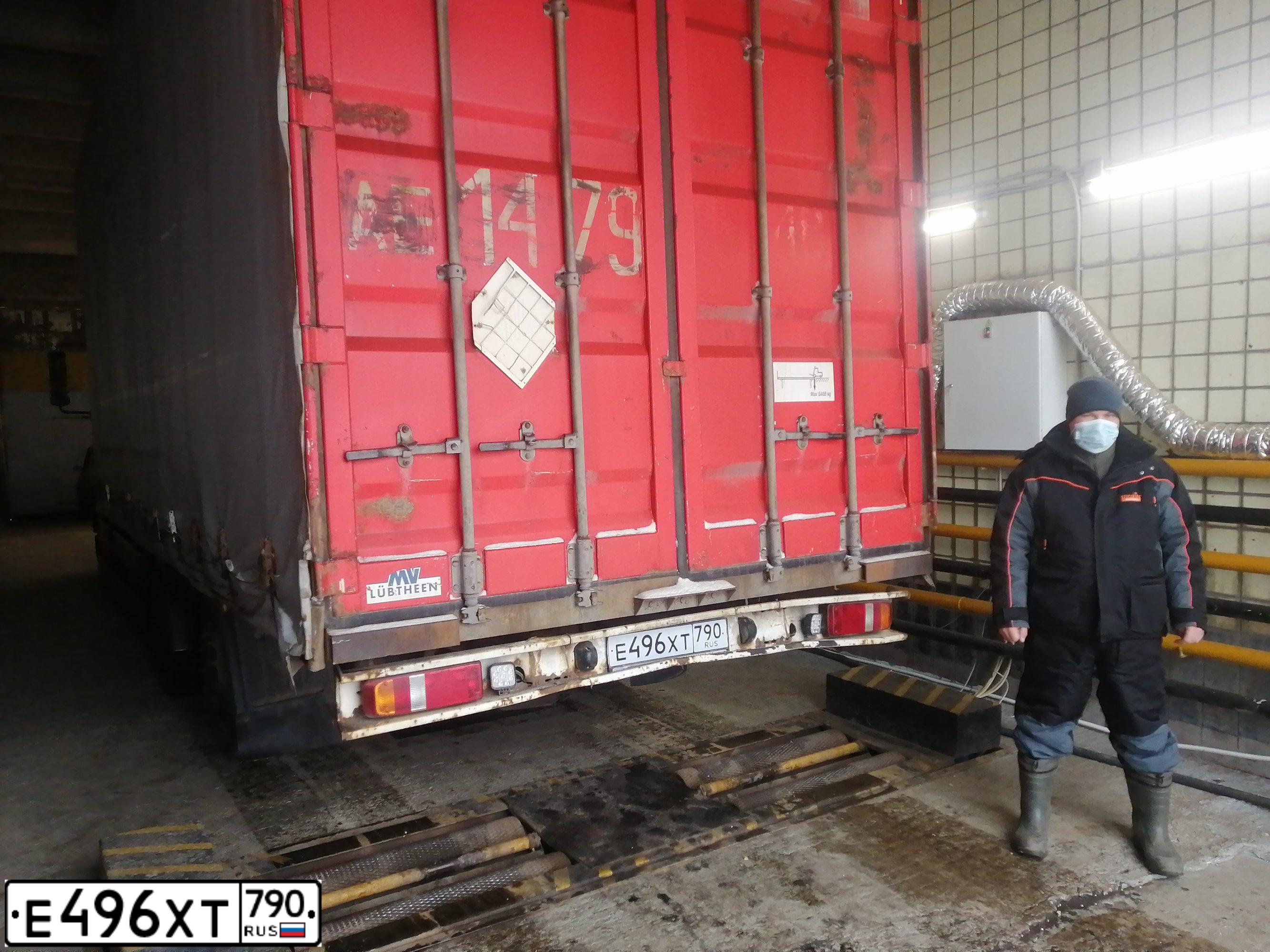 Фото автомобиля MAN TGA 26.XXX /6X2/, 2004 — госномер Е496ХТ790. Цвет: Красный