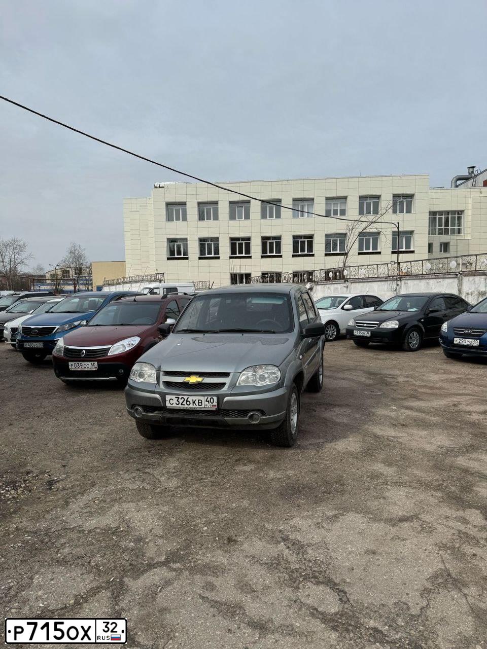 Фото автомобиля CHEVROLET LACETTI, 2008 — госномер Р715ОХ32. Цвет: ЧЕРНЫЙ