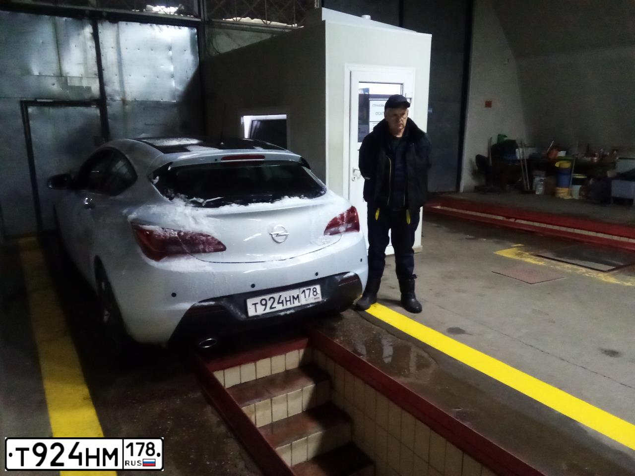 Фото автомобиля OPEL ASTRA, 2012 — госномер Т924НМ178. Цвет: Белый