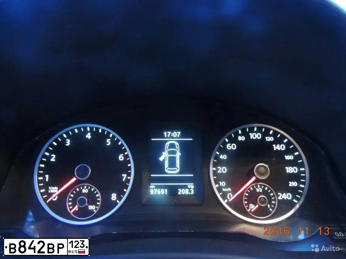 Фото автомобиля VOLKSWAGEN TIGUAN, 2010 — госномер М737ОС126. Цвет: Белый