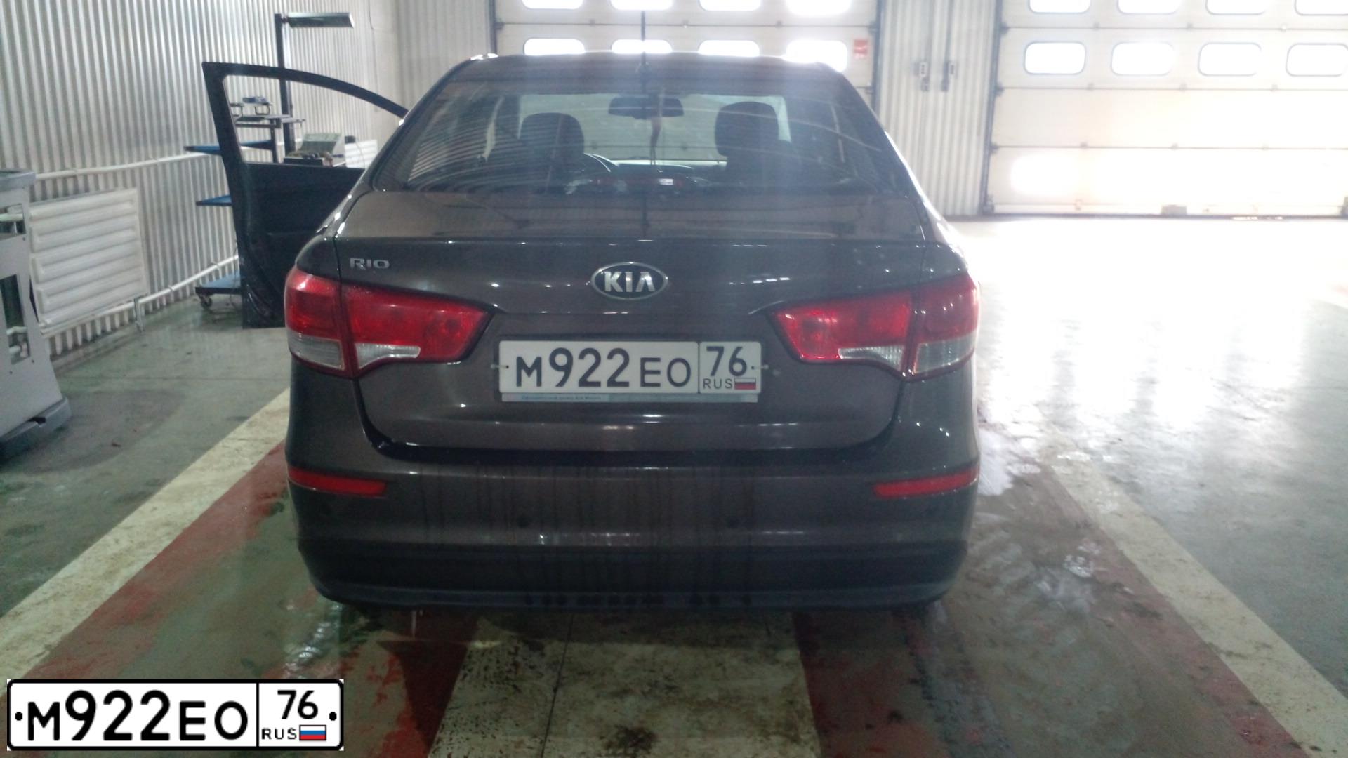 Фото автомобиля KIA RIO, 2016 — госномер М922ЕО76. Цвет: коричневый