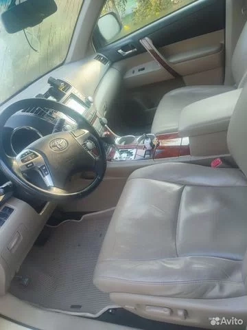 Фото автомобиля TOYOTA HIGHLANDER, 2010 — госномер С954АХ550. Цвет: БЕЖЕВЫЙ