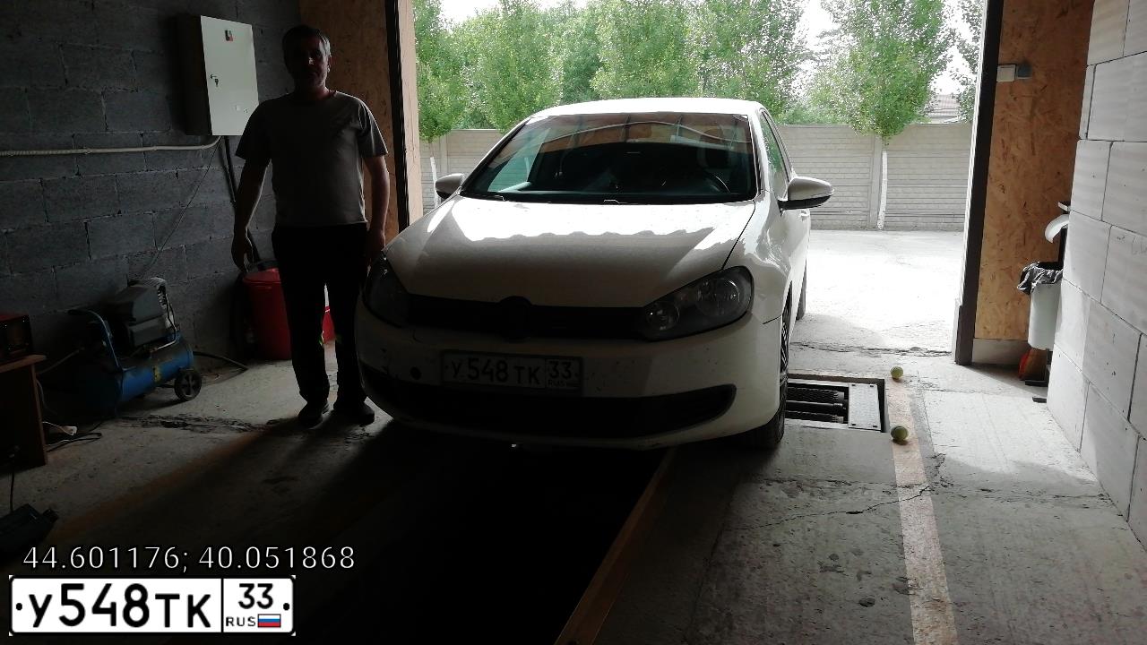 Фото автомобиля VOLKSWAGEN GOLF, 2012 — госномер У548ТК33. Цвет: Белый