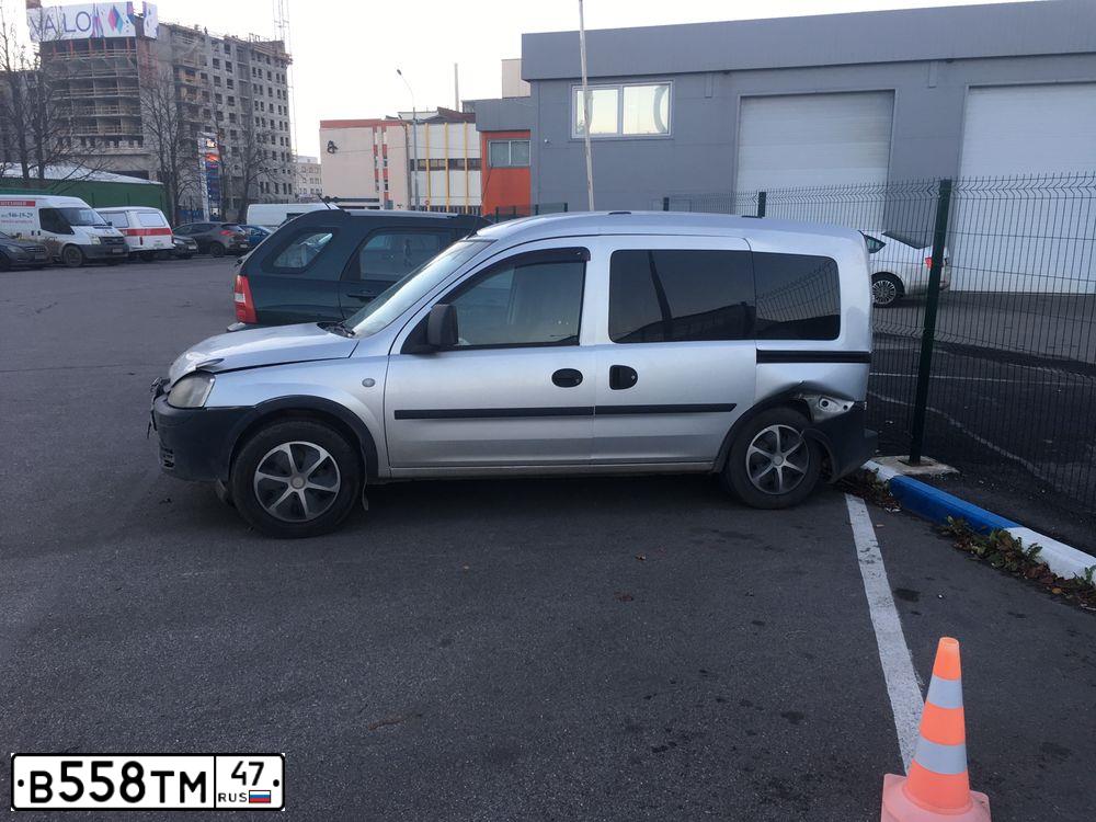 Фото автомобиля OPEL COMBO, 2008 — госномер В558ТМ47. Цвет: серебристый