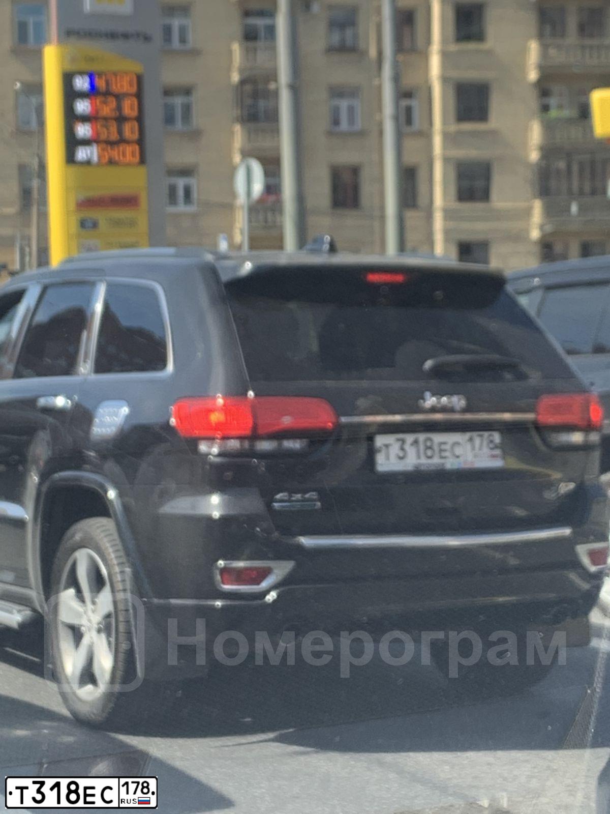 Фото автомобиля JEEP GRAND CHEROKEE, 2014 — госномер Т318ЕС178. Цвет: ЧЕРНЫЙ