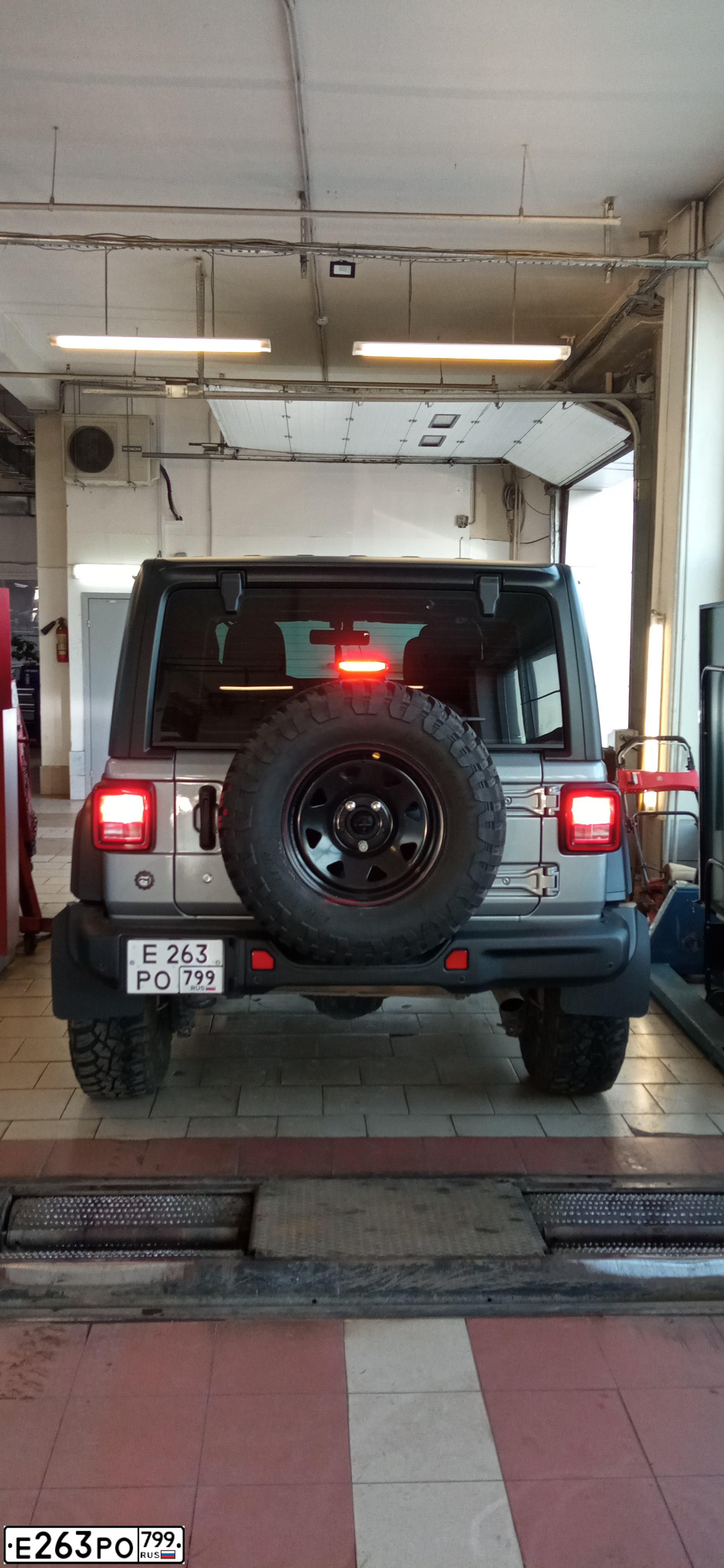 Фото автомобиля JEEP WRANGLER, 2018 — госномер Е263РО799. Цвет: СВЕТЛО-СЕРЫЙ