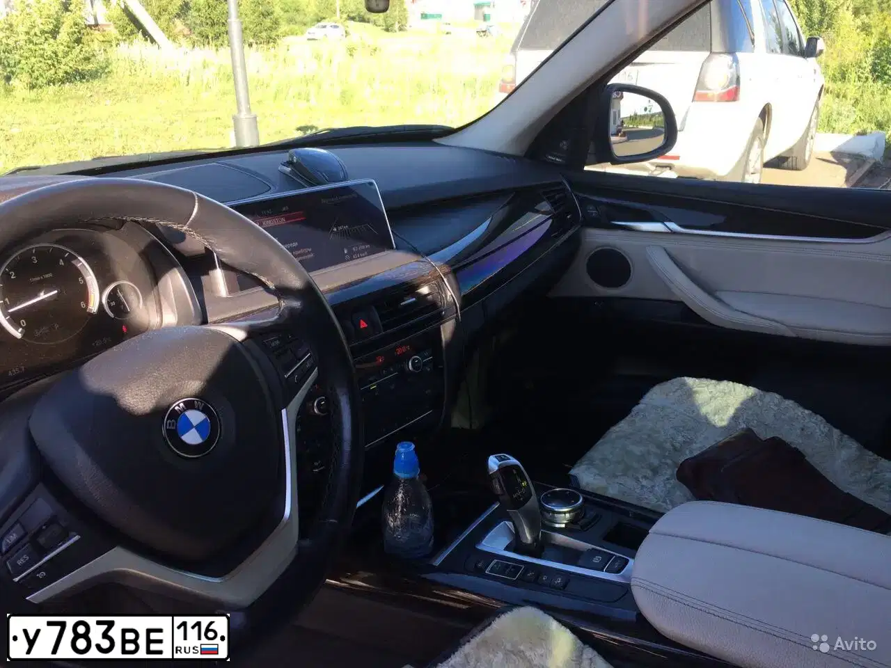 Фото автомобиля BMW X5, 2014 — госномер Н005КХ93. Цвет: Коричневый