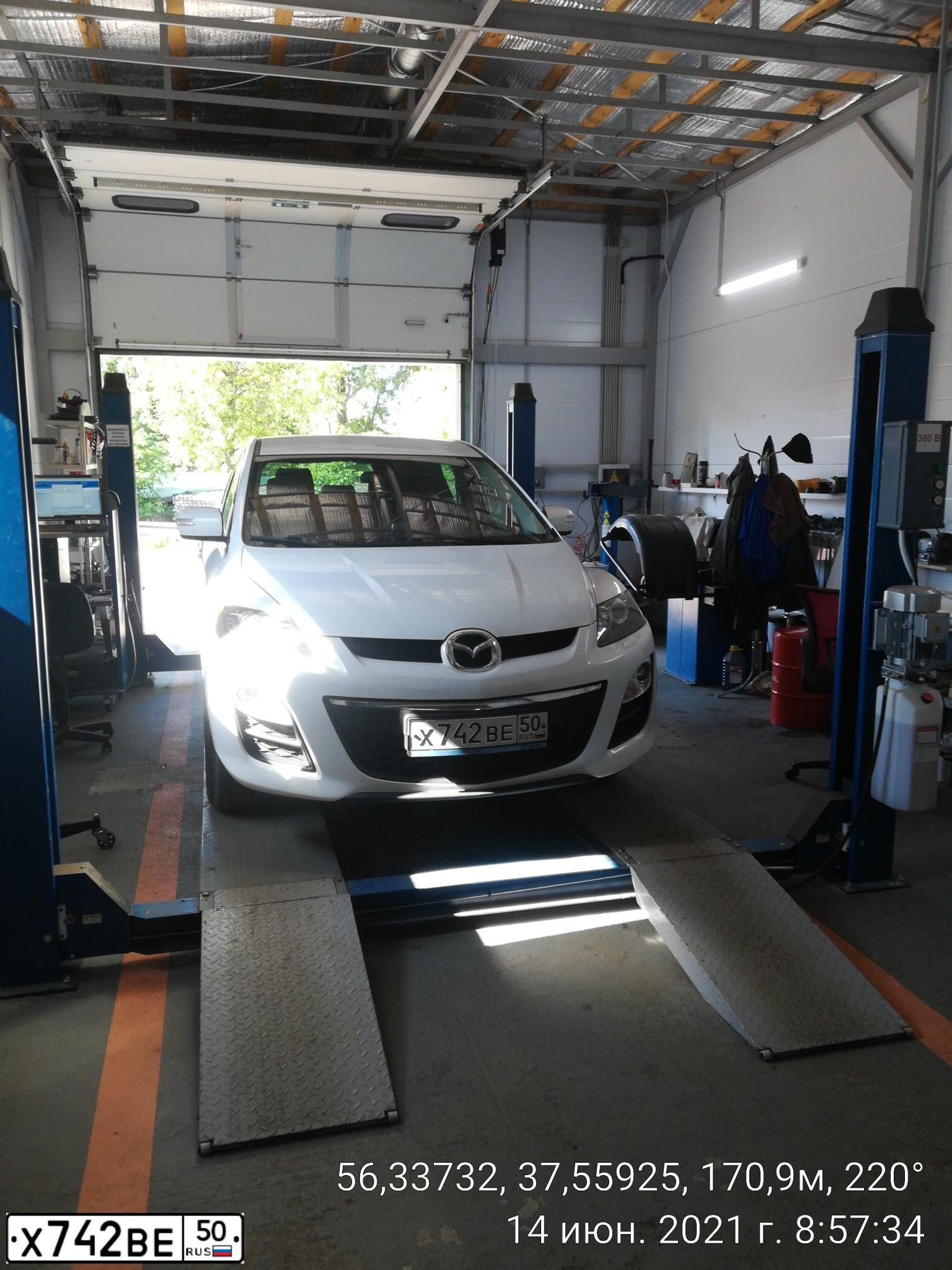 Фото автомобиля MAZDA CX-7, 2011 — госномер Х742ВЕ50. Цвет: БЕЛЫЙ