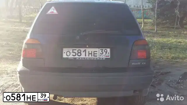 Фото автомобиля VOLKSWAGEN GOLF, 1993 — госномер О581НЕ39. Цвет: СИНИЙ