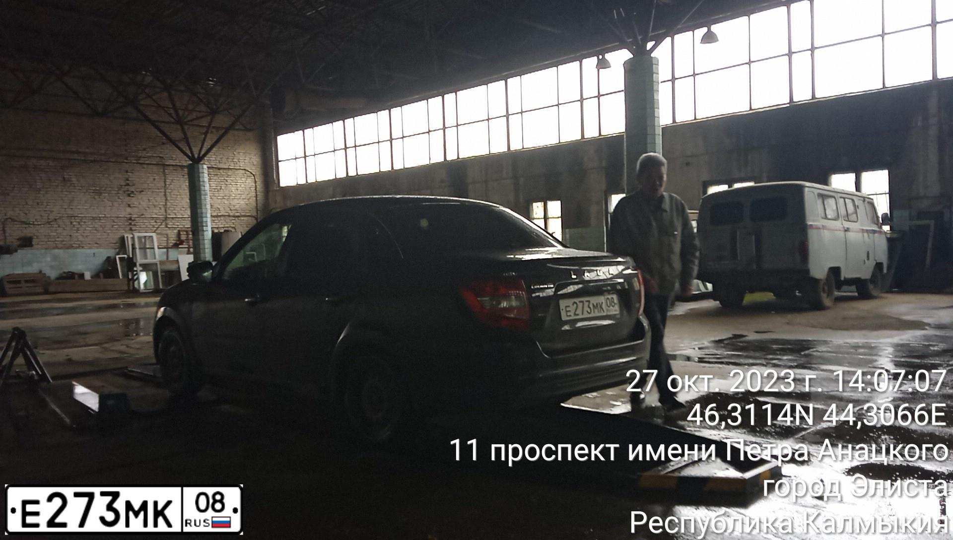 Фото автомобиля LADA 2190 GRANTA, 2019 — госномер Е273МК08. Цвет: ЧЕРНЫЙ