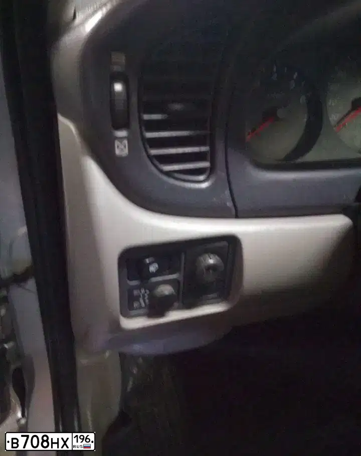 Фото автомобиля NISSAN ALMERA, 2002 — госномер В708НХ196. Цвет: СЕРЕБРИСТЫЙ