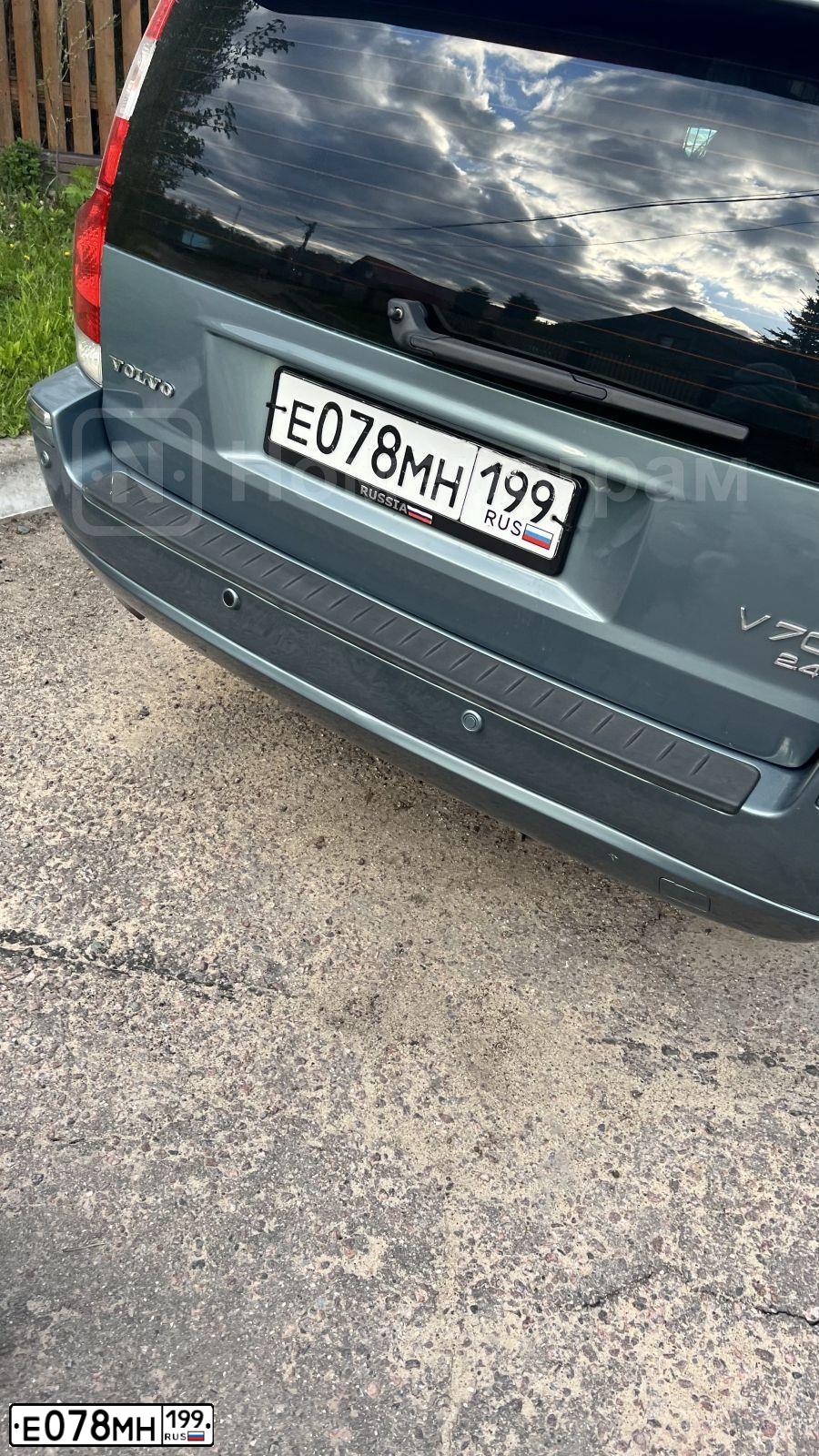 Фото автомобиля VOLVO V70, 2004 — госномер Е078МН199. Цвет: СЕРО-ЗЕЛЕНЫЙ