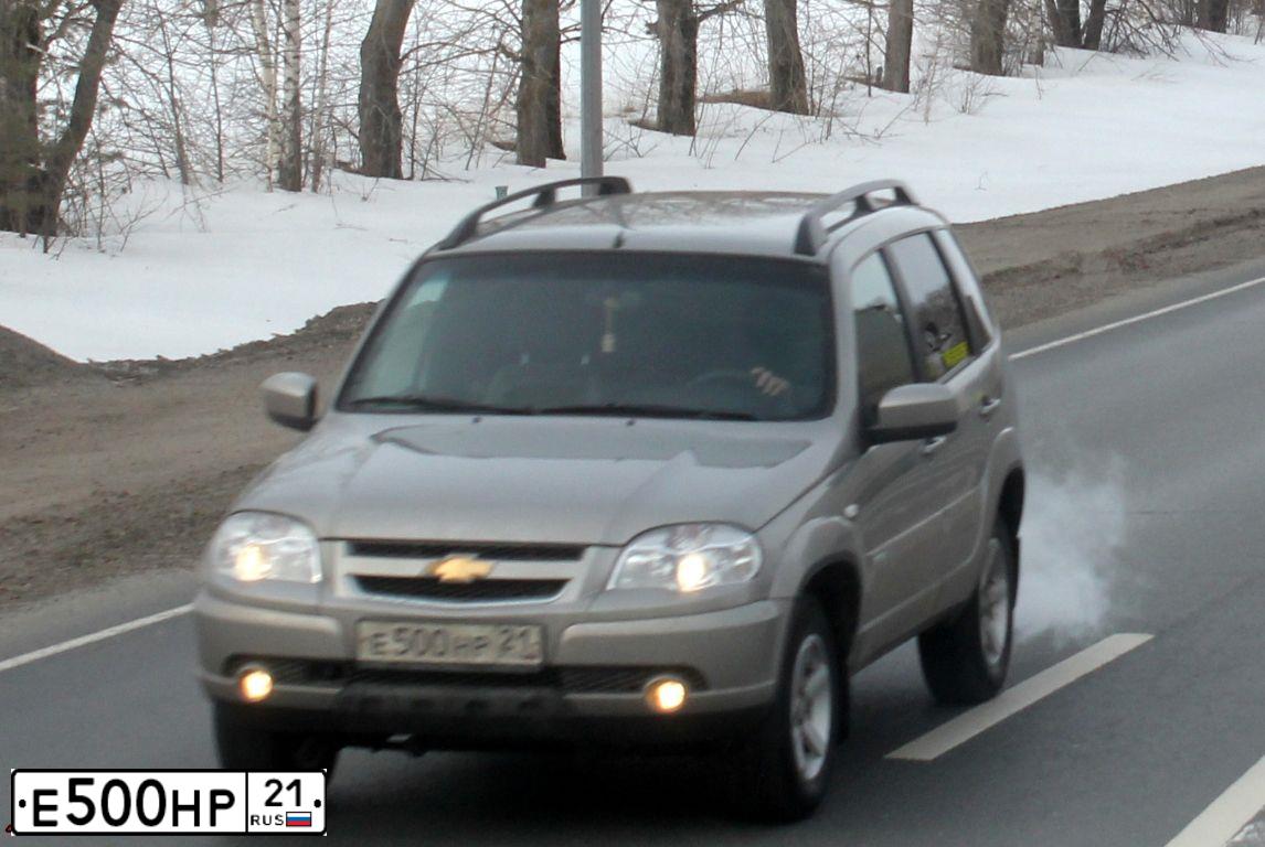 Фото автомобиля CHEVROLET NIVA, 2012 — госномер Е500НР21. Цвет: СЕРО-КОРИЧНЕВЫЙ МЕТАЛЛ
