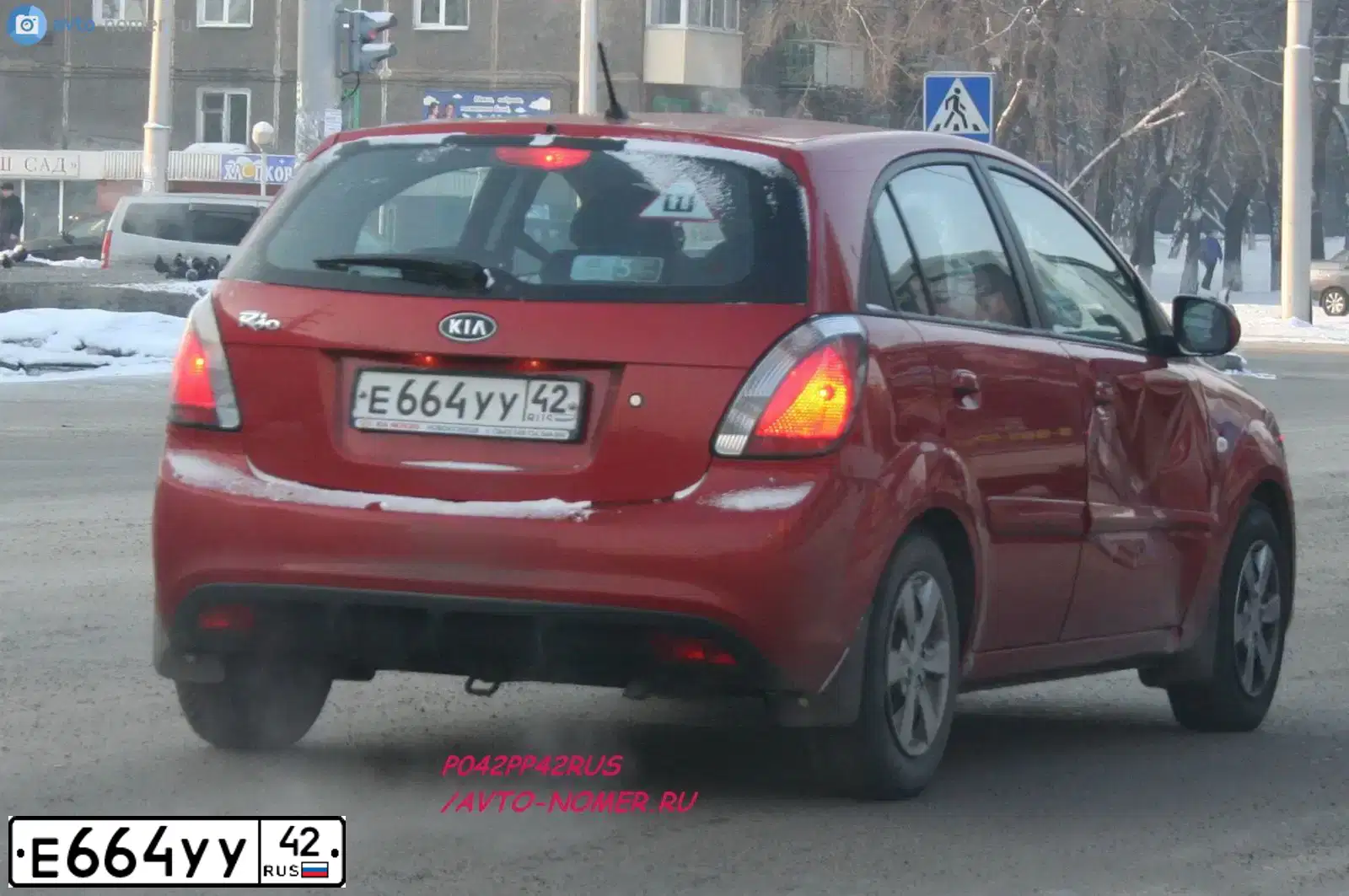 Фото автомобиля KIA RIO, 2010 — госномер Е664УУ42. Цвет: КРАСНЫЙ